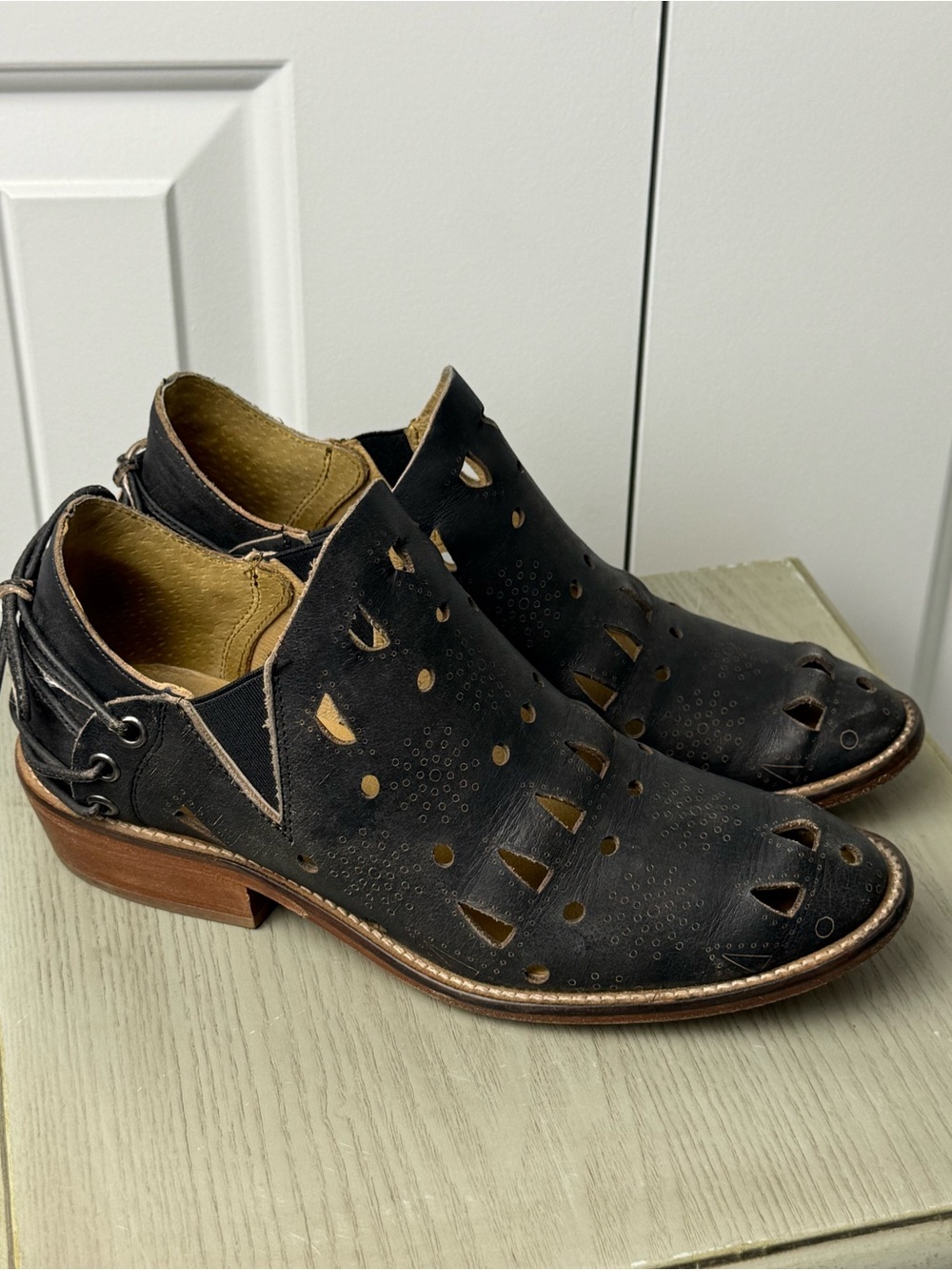 Anthropologie Musse & Cloud Black Cutout Leather Ankle Booties sz 7